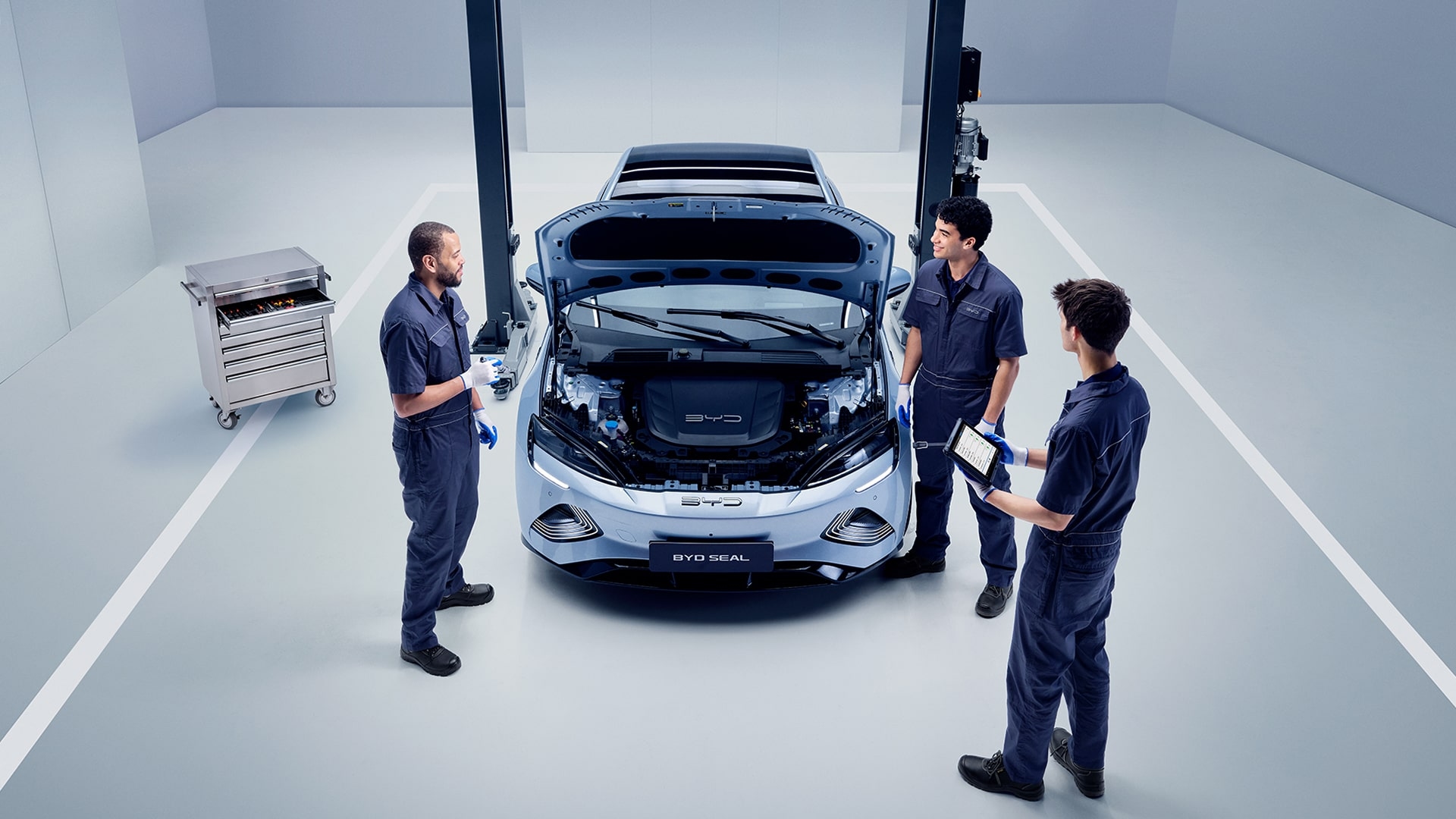 Techniciens certifiés BYD réalisant un entretien complet du véhicule