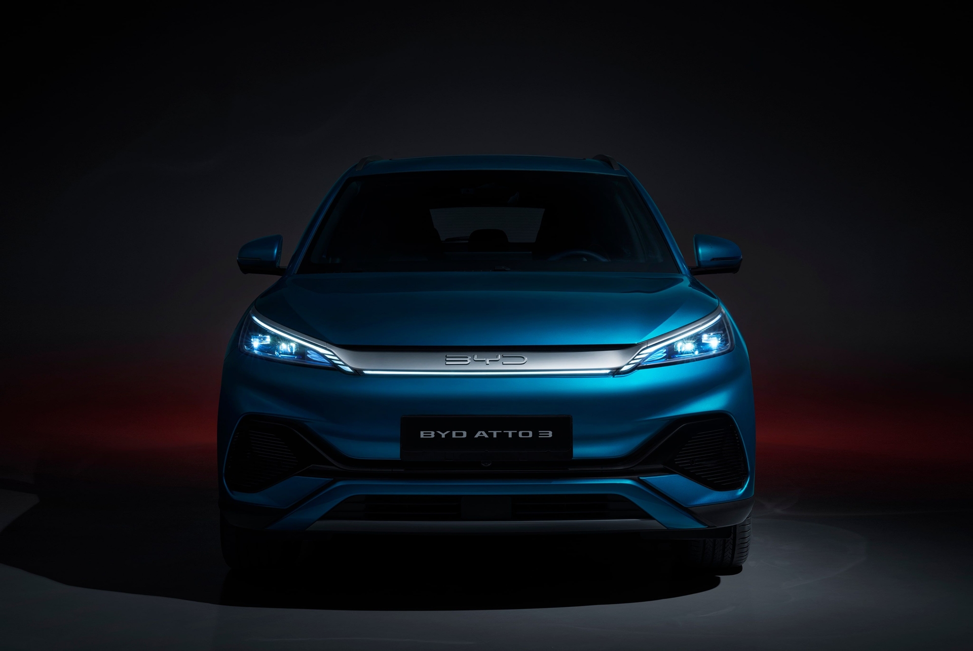 Face avant du SUV électrique BYD Atto 3 bleu avec phares LED