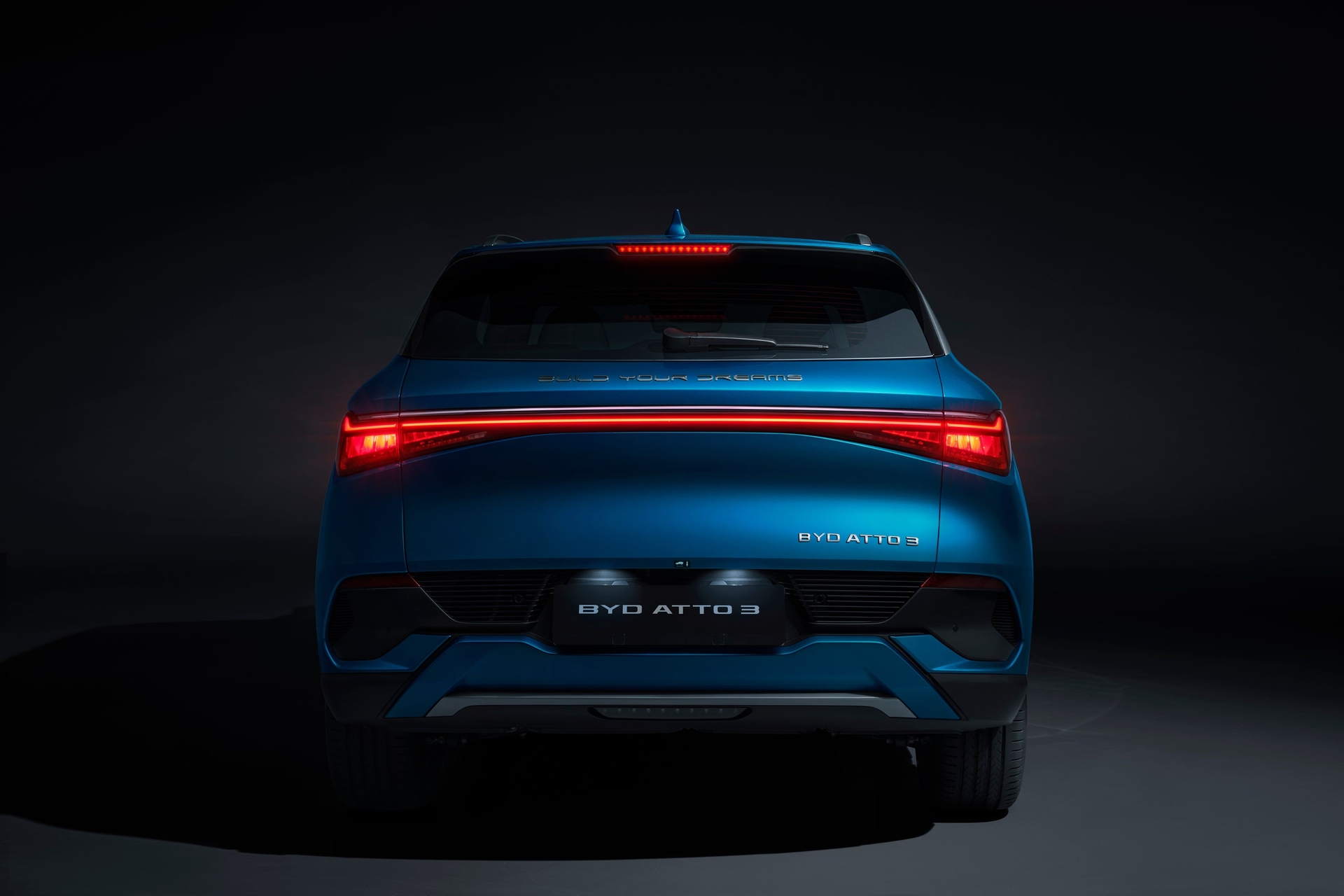 Vue arrière du SUV électrique BYD Atto 3 bleu.