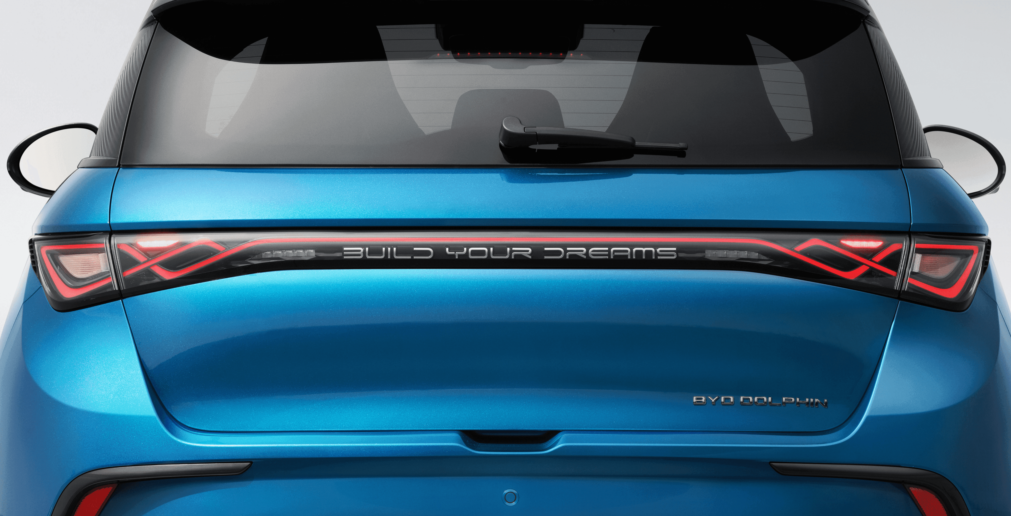 Feux arrière du BYD Dolphin avec bande lumineuse LED et design moderne