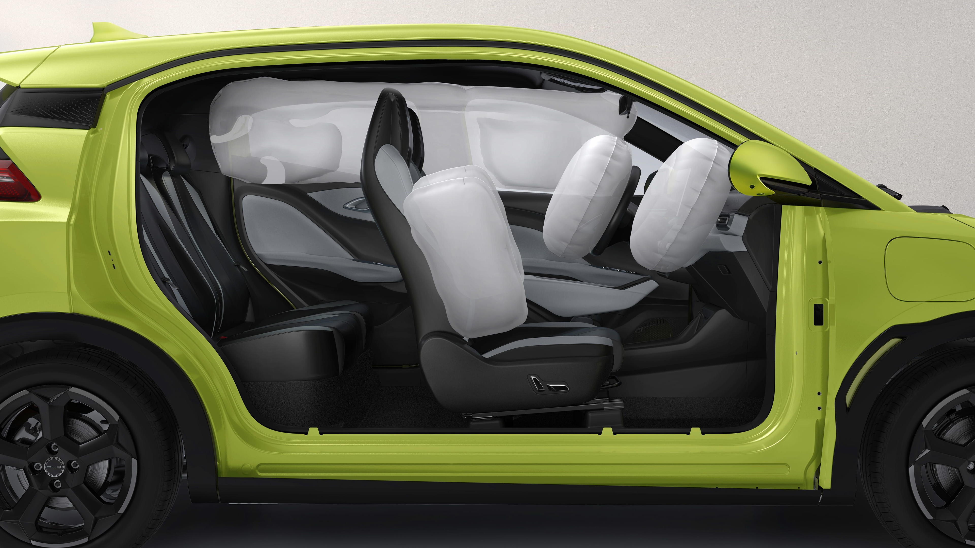 Intérieur BYD Dolphin Surf avec airbags déployés