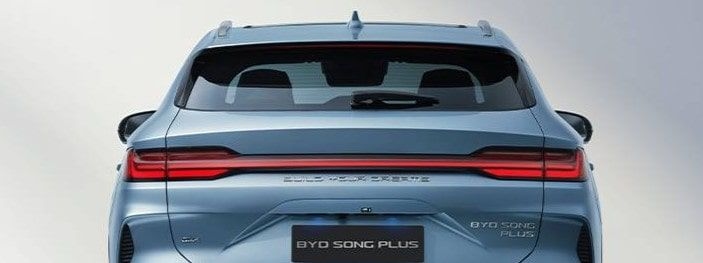 byd-song-plus-dm-i-feux-arriere Feux arrière du BYD Song Plus DM‑i avec bande LED, SUV hybride rechargeable