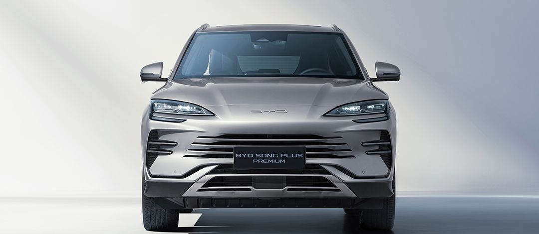 byd-song-plus-dm-i-feux-arriere Feux arrière du BYD Song Plus DM‑i avec bande LED, SUV hybride rechargeable